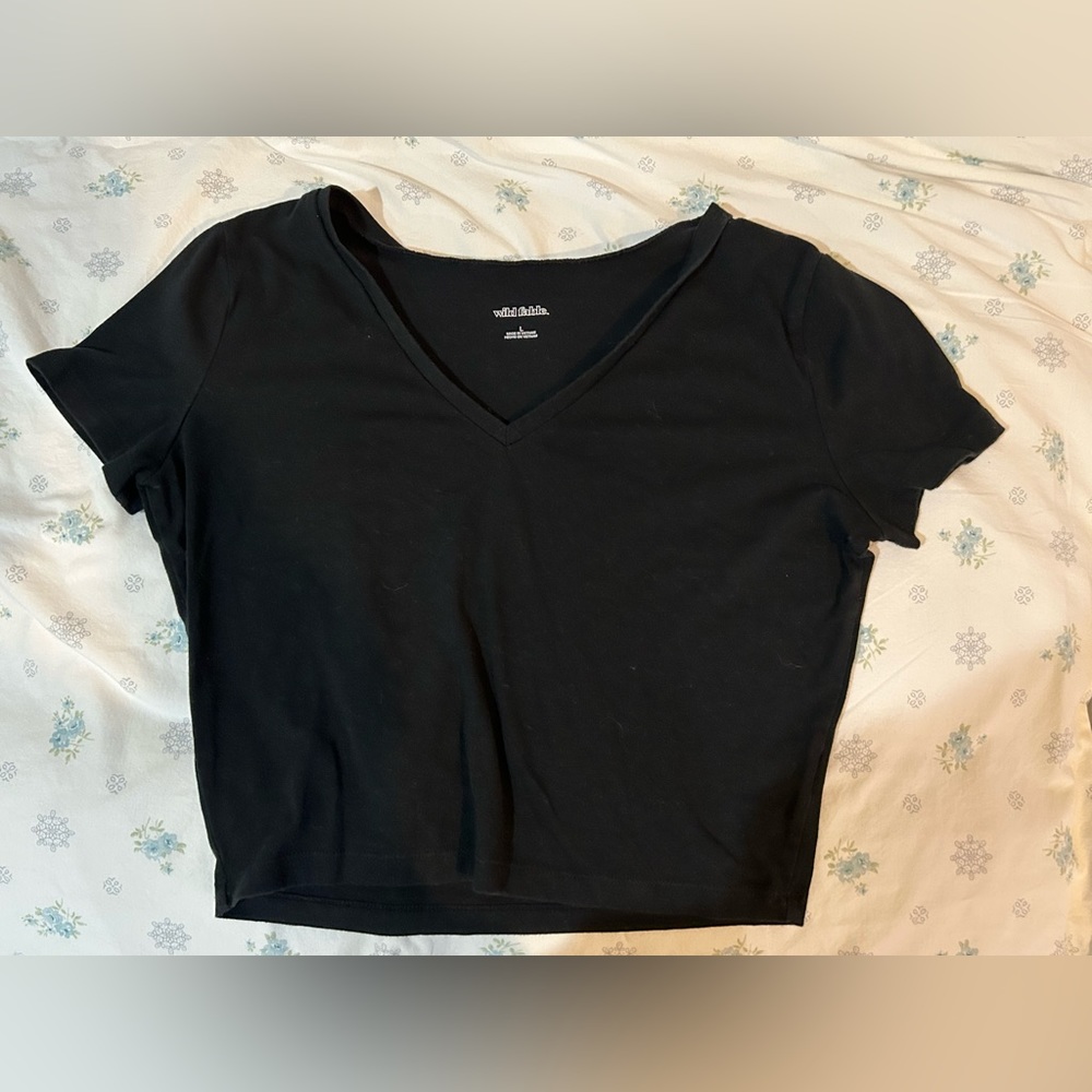 Plain Black Cropped Tee with V Neck